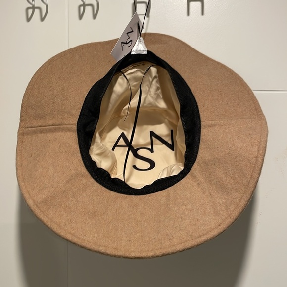 SOLD 💕Hat - Picture 3 of 3